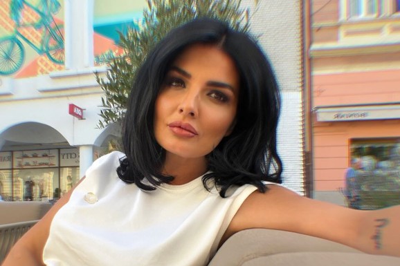 LETO SVE VRELIJE, A ŠORTS SVE KRAĆI Milena Popović ovako prošetala gradom, pa sela u restoran da odmori: Kosu savšreno isfenirala