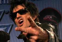Tommy Lee bębni dla The Smashing Pumpkins