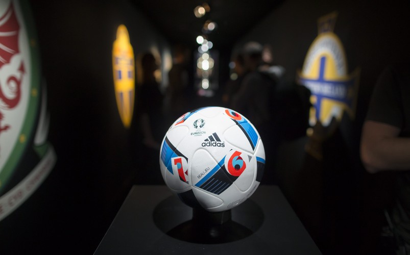 Oficjalna piłka mistrzostw Europy nazywa się 'Beau Jeu'
