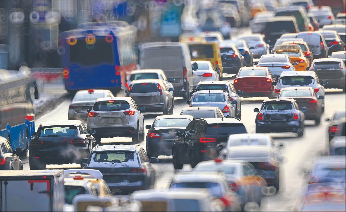 Branża motoryzacyjna w UE daje zatrudnienie 13 mln osób i generuje 7 proc. unijnego PKB. Rewizji zakazu sprzedaży aut spalinowych chce Europejska Partia Ludowa, z której wywodzi się Ursula von der Leyen.