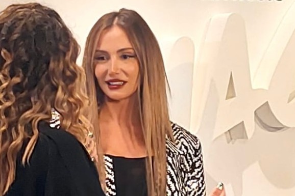 "MOJ BAJRAM" Emina Jahović se oglasila SA BAZENA: Pokazala šta jede na sveti dan, pored vode PEĆ (FOTO)