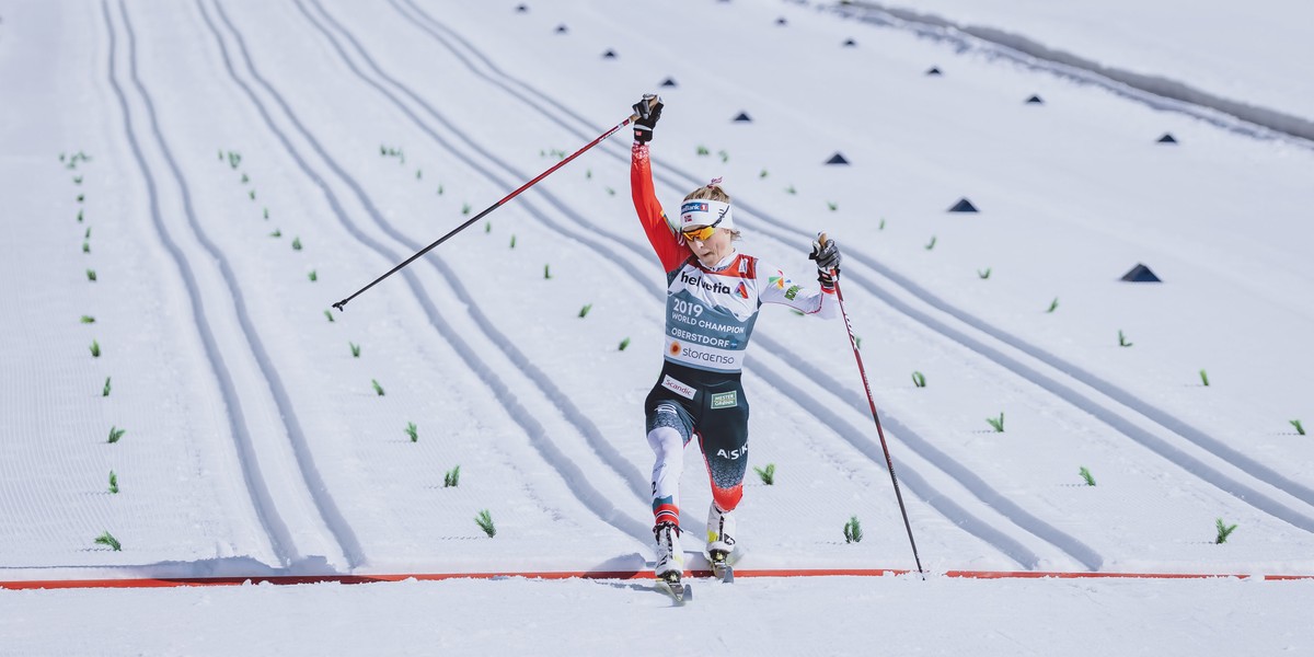 Therese Johaug triumfuje.