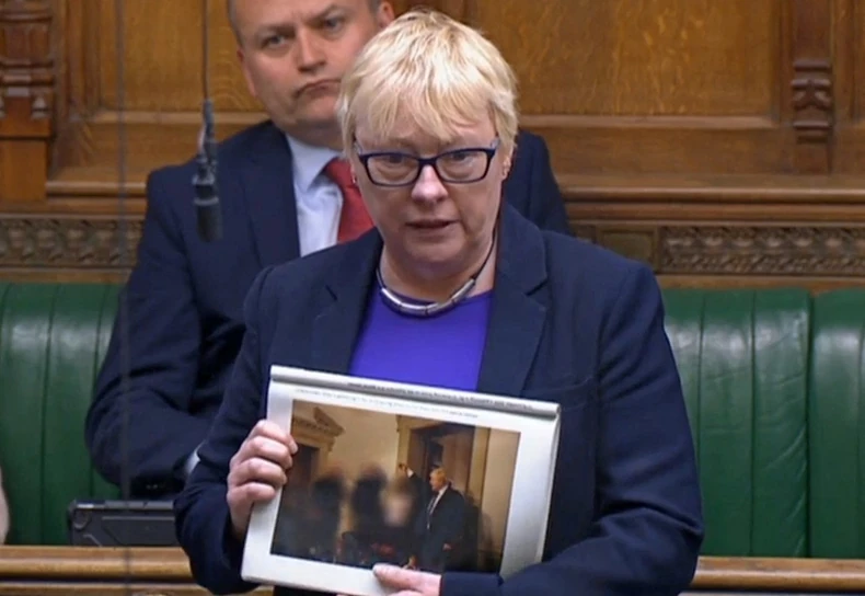 Laburistkinja Anglia Igl pokazuje sliku iz izveštaja o žurkama u Dauning stritu