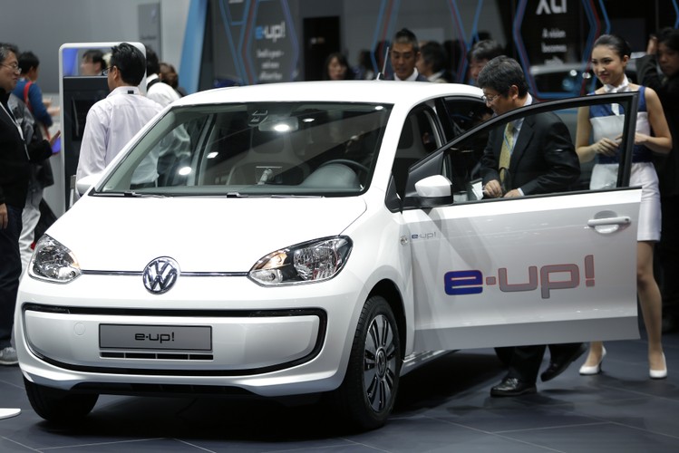 Producent podaje, że Volkswagen e-up! zużywa zaledwie 11,7 kWh na 100 km, co plasuje go w absolutnej czołówce pod względem oszczędności. Przejechanie nim 100 km kosztuje w Polsce (przy średnich cenach energii) około 7 zł. Auto swoją efektywność zawdzięcza głównie aerodynamicznej sylwetce, która przekłada się na bardzo dobry współczynnik oporu powietrza. Auto umożliwia podróżowanie w pięciu trybach jazdy. Ciekawostką w przypadku tego modelu jest to, że bateria została wbudowana płasko w podłogę, co obniża znacznie środek ciężkości pojazdu.