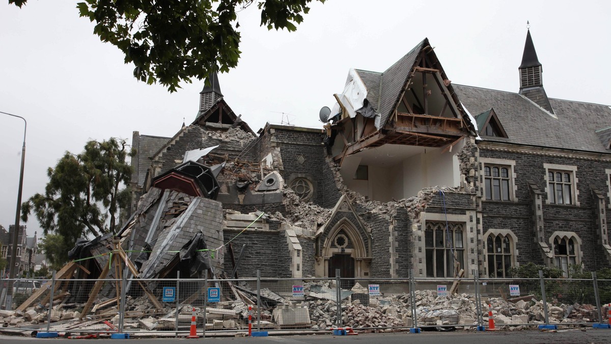 Mężczyzna uwięziony na dwunastym piętrze budynku w Christchurch w Nowej Zelandii opowiedział, jak potężne wstrząsy wtórne przetoczyły się przez zniszczony budynek, targając nerwy jego i dziewiętnastu jego współpracowników uwięzionych wraz z nim na tym samym piętrze. - Każdy wstrząs wtórny sprawia, że chcemy uciec, ale nie pomaga nam to w ucieczce - powiedział Gary Moore w rozmowie telefonicznej z CNN.