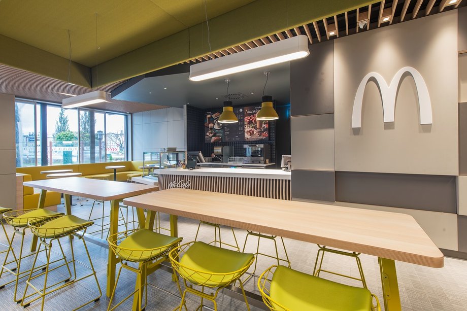 W restauracji dominuje wystrój No Deco – nowy pomysł na wystrój McDonald's.