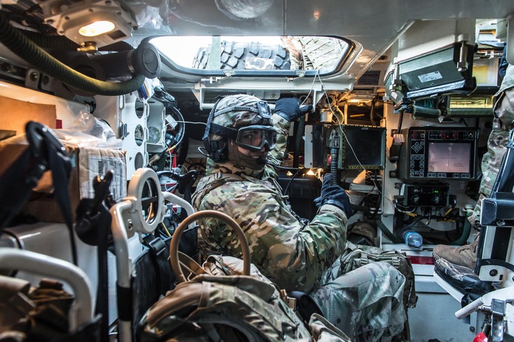 Decyzję o wysłaniu do Polski i państw bałtyckich czterech wielonarodowych batalionowych grup bojowych potwierdził szczyt NATO w Warszawie w lipcu 2016 r. W Polsce oddział będzie rozmieszczony w Orzyszu i pobliskim Bemowie Piskim (Warmińsko-Mazurskie). Trzonem batalionu w Polsce będzie ok. 800 żołnierzy z 70 kołowymi wozami opancerzonymi Stryker z amerykańskiego batalionu kawalerii pancernej, stacjonującego na co dzień w bawarskim Vilseck. Żołnierze z USA będą wspierani przez Brytyjczyków, Rumunów i Chorwatów. 


<br><br>fot. (cat) PAP/Maciej Kulczyński