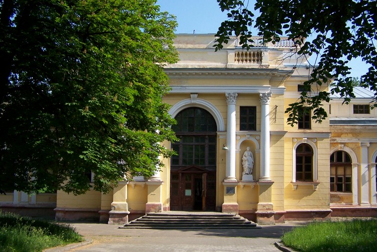 <strong>Park Stryjski</strong>
<br></br>
Park Stryjski, ukr. Стри́йський парк у Львові, to jeden z największych parków Lwowa, założony w 1877 według projektów inspektora ogrodów miejskich Arnolda Röhringa.
<br></br>
Park posiada powierzchnię 52 ha, jest położony na górzystych stokach kilku wąwozów, obsadzonych malowniczymi grupami drzew i krzewów różnych gatunków. Całość terenu dzieli się na trzy części, dolny taras, park leśny oraz górny taras będący pozostałością Targów Wschodnich. Większość budynków powystawowych uległa zniszczeniu, pozostały trzy budowle: wieża wodna w stylu gotyckim, pałac sztuki – przebudowany za czasów sowieckich na basen oraz rotunda Panoramy Racławickiej – przebudowana za czasów sowieckich na salę do koszykówki i siatkówki. Na terenie Parku Stryjskiego zbudowano sztuczną ruinę zamku, staw i restaurację.
<br></br>
Pałac Sztuki w Parku Stryjskim we Lwowie, fot. Lestat (Jan Mehlich) / Wikimedia Commons, lic. cc-by-sa