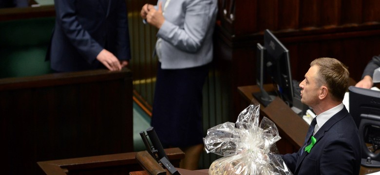 Happenig na sali sejmowej. Poseł Nitras podarował PiS-owi worek trocin