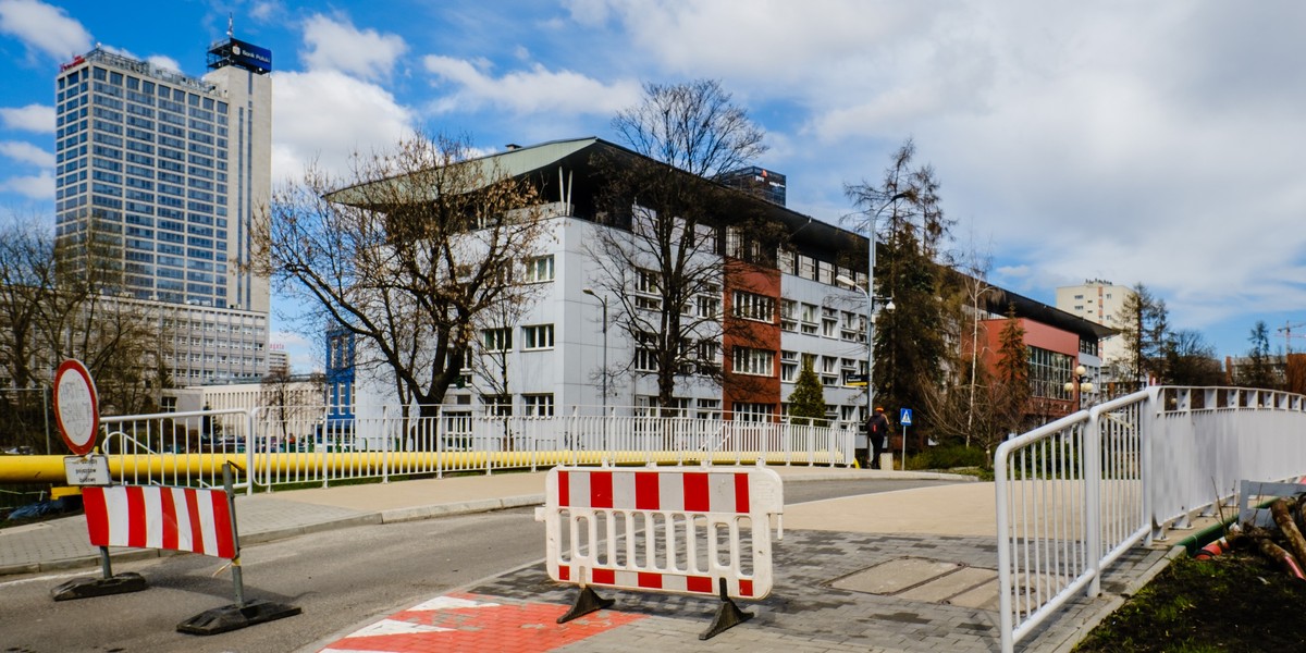 Zamknięta kładka nad Rawą w Katowicach. 