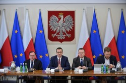 Zamykanie sklepów i miast? Premier: To są absolutne fake newsy