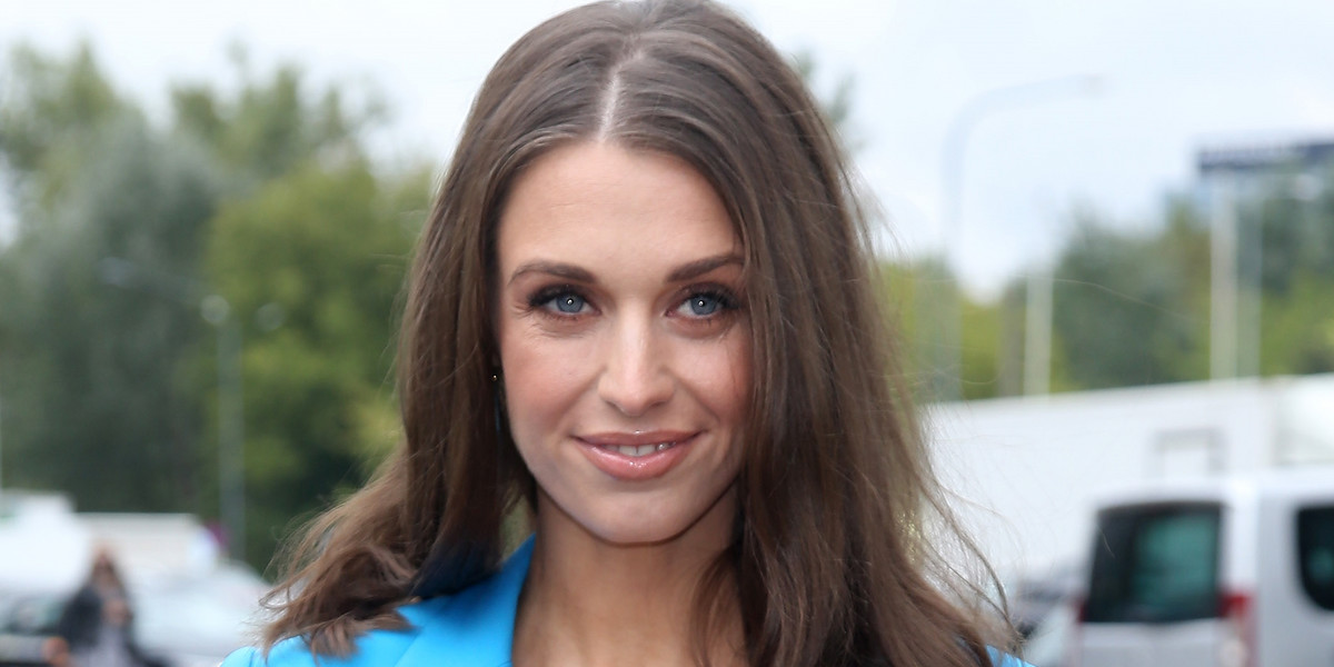 Julia Kamińska jest aktorką grającą główną rolę w serialu "BrzydUla"