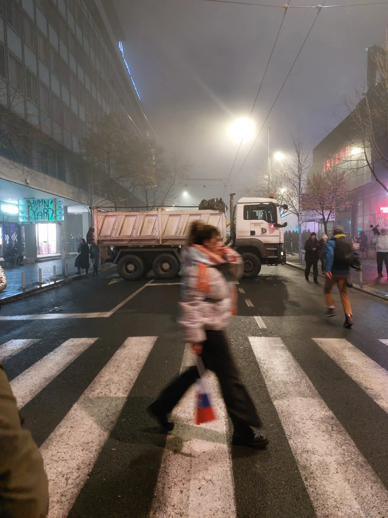 Blokiraju raskrsnicu kod Doma omladine