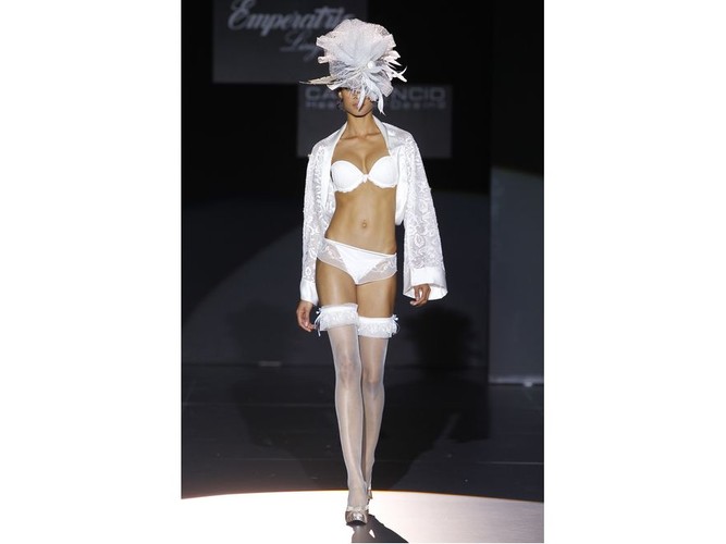 Bielizna ślubna w kolekcji Emperatriz/Carmen Cid na  Cibeles Madrid Novias 2010