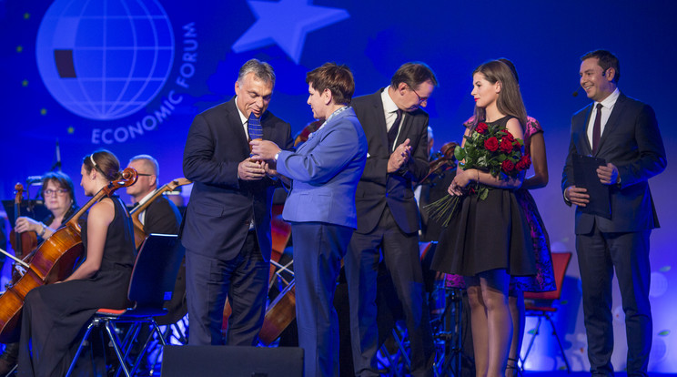 Orbán Viktor átveszi a kitüntetést a lengyel kormányfőtől / Fotó: Miniszterelnöki Sajtóiroda