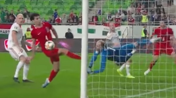 Nem a kezével, hanem a hasával ért a labdához az azeri játékos / Fotó: Youtube