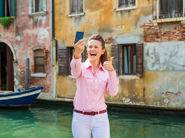 Kobieta robi selfie w Wenecji