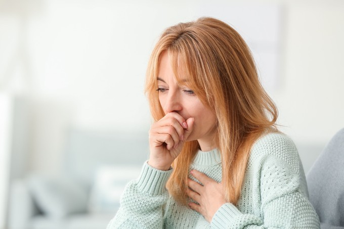 A köhögést stressz és reflux is kiválthatja, nem csak a koronavírus tünete lehet