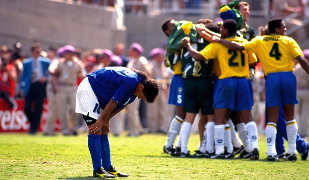 Roberto Bađo posle promašenog penala i slavlje reprezentativaca Brazila | Foto: Getty Images