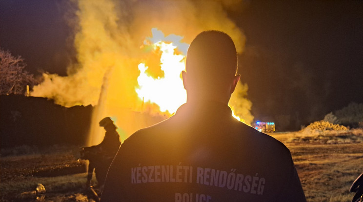 A készenléti rendőrök is segítettek a rákosrendezői tűz oltásában /Fotó: police.hu