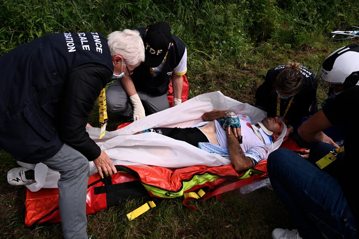 Pomoc udzielana jednemu z kolarzy podczas 1. etapu Tour de France