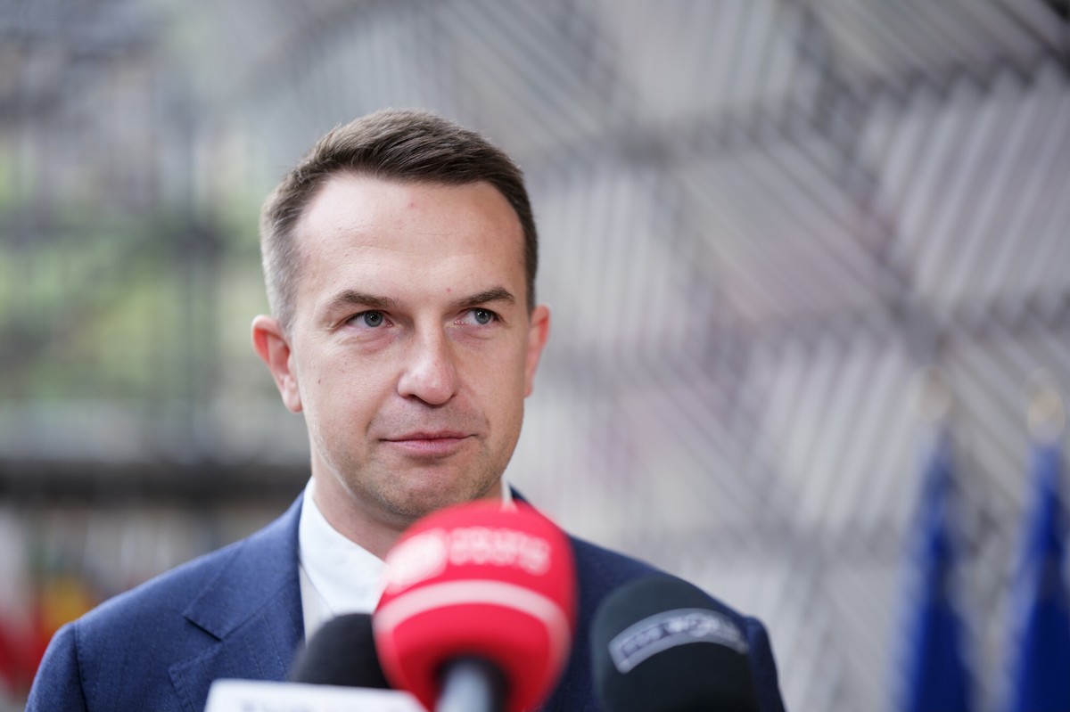 Szłapka zapewnia: sytuacja pogodowa pod kontrolą, służby w pełnej gotowości. Rząd ostrzega przed dezinformacją