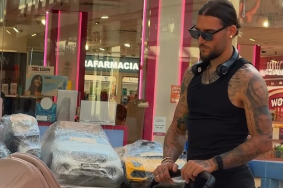 (VIDEO) NEMANJA GUDELJ SE NE ODVAJA OD SINA! Anastasija objavila snimak sa mora: Ponosni tata gura kolica dok Ilijan spava, raznežila sve