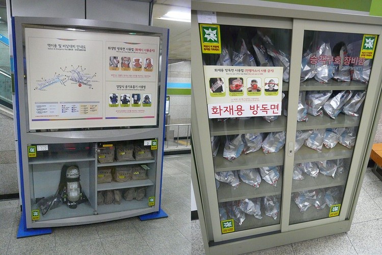 Ciekawostkę może stanowić fakt, że z racji bycia (od ponad 50 lat) formalnie w stanie wojny z Koreą Północną, wszystkie stacje metra w Seulu mają schron przeciw bombowy, a także ogólnodostępne szafki z maskami przeciwgazowymi i innymi rzeczami potrzebnymi w razie ataku. Zdjęcie: user:Piotrus (Self-photographed) [GFDL (http://www.gnu.org/copyleft/fdl.html) lub CC-BY-SA-3.0-2.5-2.0-1.0 (http://creativecommons.org/licenses/by-sa/3.0)], undefined