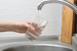 Skażona woda w kranach w powiecie puckim. Wszczęto dochodzenie, sprawa jest podejrzana