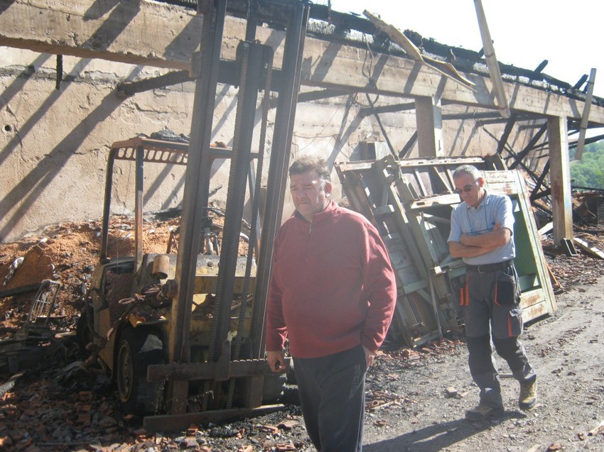 Vlasnik Dragan Milićević na zgarištu stovarišta