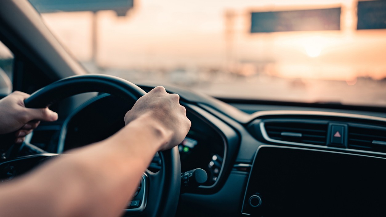 Ľaváci za volantom majú vyšší počet dopravných nehôd kvôli prispôsobovaniu saautomobilovej technike navrhnutej pre pravákov, paradoxne sa však učia voziťrýchlejšie s 57% úspešnosťou pri skúškach.