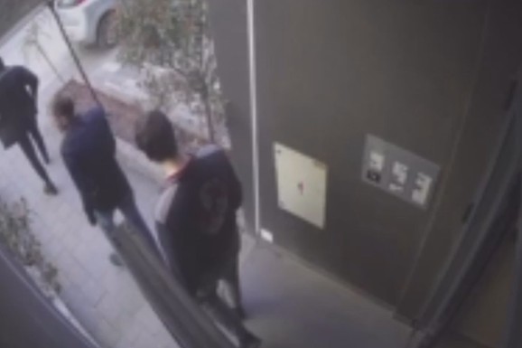 (FOTO, VIDEO) DA LI SU OVO OSUMNJIČENI ZA UBISTVO U ČAČKU? Sigurnosne kamere snimile nekoliko mladića: Muškarac brutalno ubijen udarcima ČEKIĆEM U GLAVU