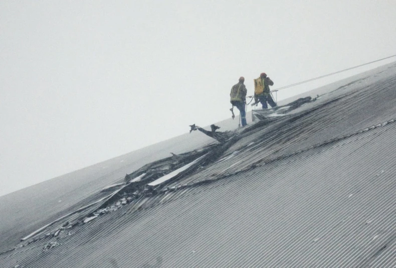 Ukrajinski radnici popravljaju štit na reaktoru 4 nuklearne elektrane Černobilj 14. februara