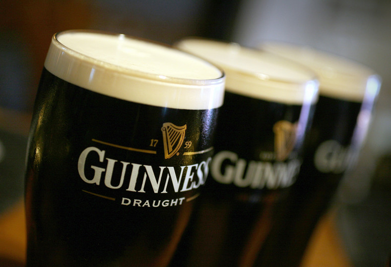 Guinness, słynne irlandzkie piwo, to jeden z najpopularniejszych produktów eskportowych.