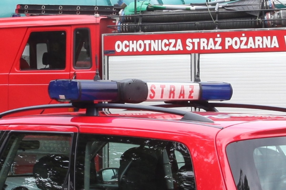 Dramatyczna akcja przed szpitalem w Nisku. Ogień, dym i wybuchające butle z tlenem