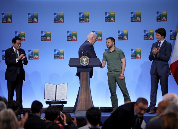 epa10741706 (L-R) Japan's Prime Minister Fumio Kishida (L) and Canada's Prime Minister Justin Trudeau (R) applaud US President Joe Biden (C-L) and Ukraine's President Volodymyr Zelensky (C-R) during a media conference to announce a 'Joint Declaration of Support for Ukraine'by the G7 states and the EU during the NATO ?summit in Vilnius, Lithuania, 12 July 2023. The North Atlantic Treaty Organization (NATO) Summit takes place in Vilnius on 11 and 12 July 2023 with the alliance's leaders expected to adopt new defense plans. EPA/TIM IRELAND Dostawca: PAP/EPA.
