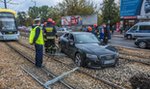 Wypadek na Zachodniej. Samochód na torowisku