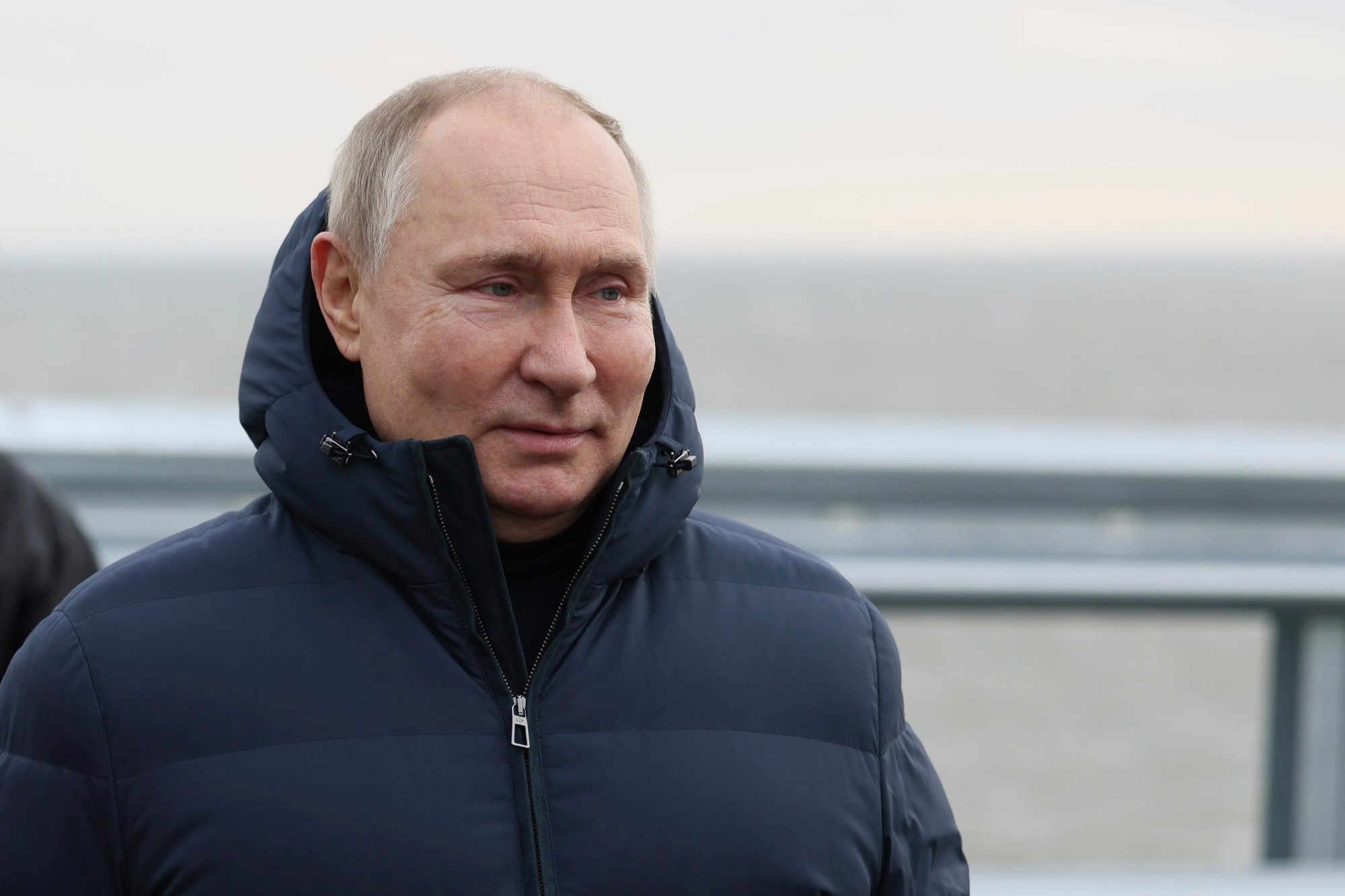 Ruský prezident Vladimir Putin počas návštevy Kerčského mosta spájajúceho pevninské Rusko s anektovaným ukrajinským polostrovom Krym.