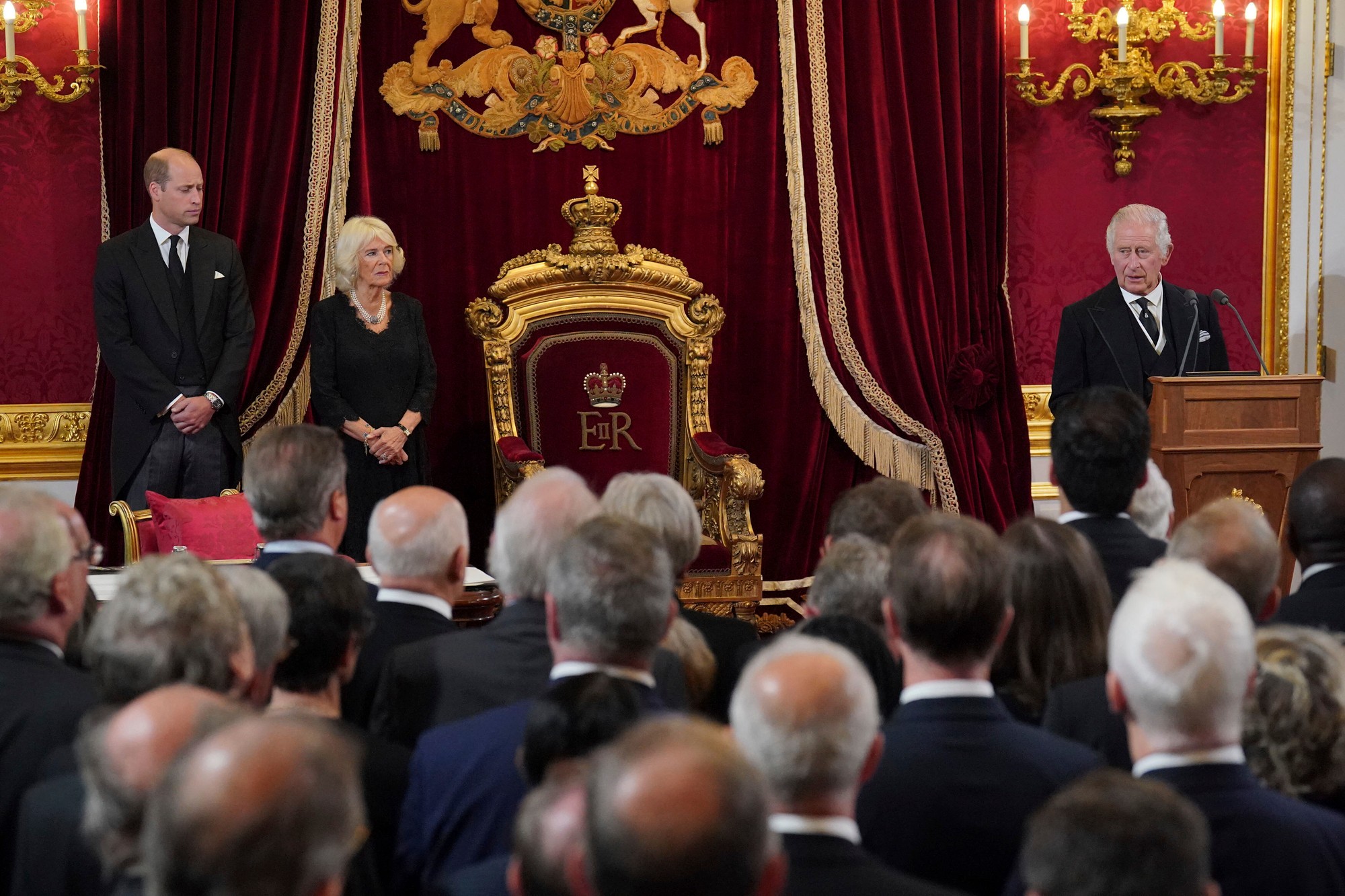Princ William, britská kráľovná manželka Camilla a britský kráľ Karol III. počas zasadnutia rady pre nástupníctvo trónu v Paláci svätého Jakuba v Londýne.