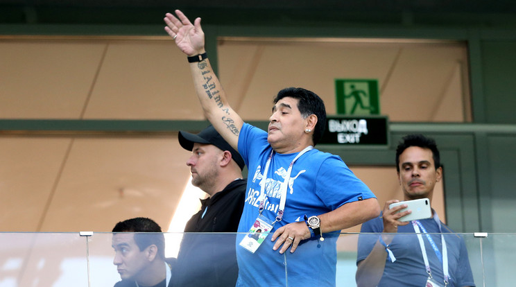 Diego Maradona, 
az 1986-ban világbajnoki címet szerző 
argentin válogatott
ásza elbeszélgetne
a játékosokkal/ Fotó: GettyImages