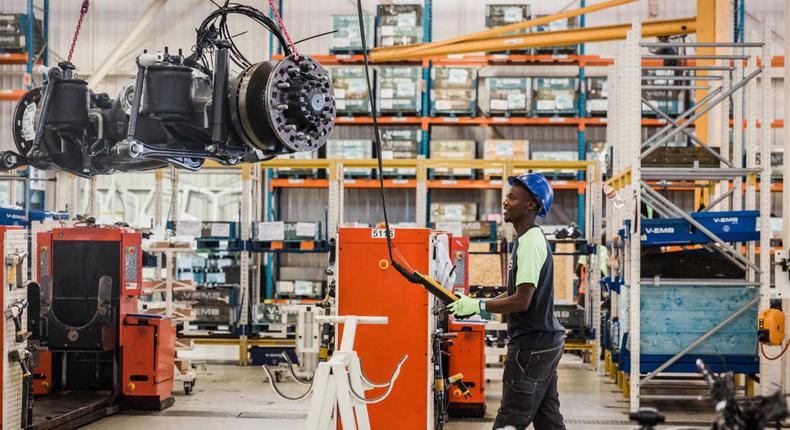 Un employé dans une usine en Afrique du Sud/AJESH JANTILAL / AFP