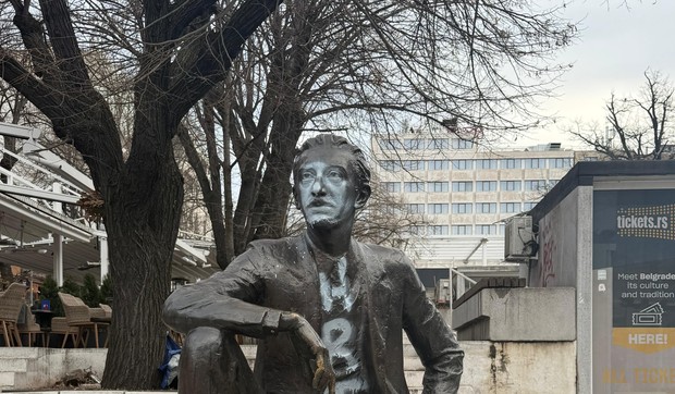 Oskrnavljen spomenik Borislavu Pekiću 