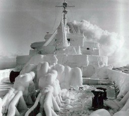 Zamarznięte okręty, oblodzone molo. Zima nad Bałtykiem 100 lat temu [GALERIA]