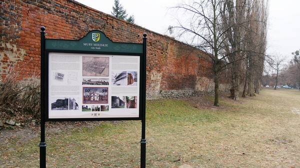 Przewodnikiem po najważniejszych i najciekawszych miejscach miasta są nowe tablice turystyczno-historyczne, przygotowane przez Gminę Środa Śląska we współpracy z lokalnym historykiem Sebastianem Wojdyłą.