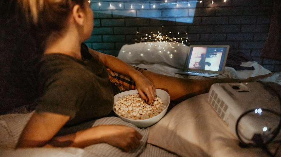 Miska popcornu i ulubiony film to sprawdzony sposób na udany wieczór