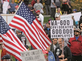 Część Amerykanów domaga się natychmiastowego odmrożenia gospodarki.Do wyjścia na ulice – mimo ryzyka – zachęca ich sam Donald Trump, który stara się przerzucić winę za trudności gospodarcze na gubernatorów stanów