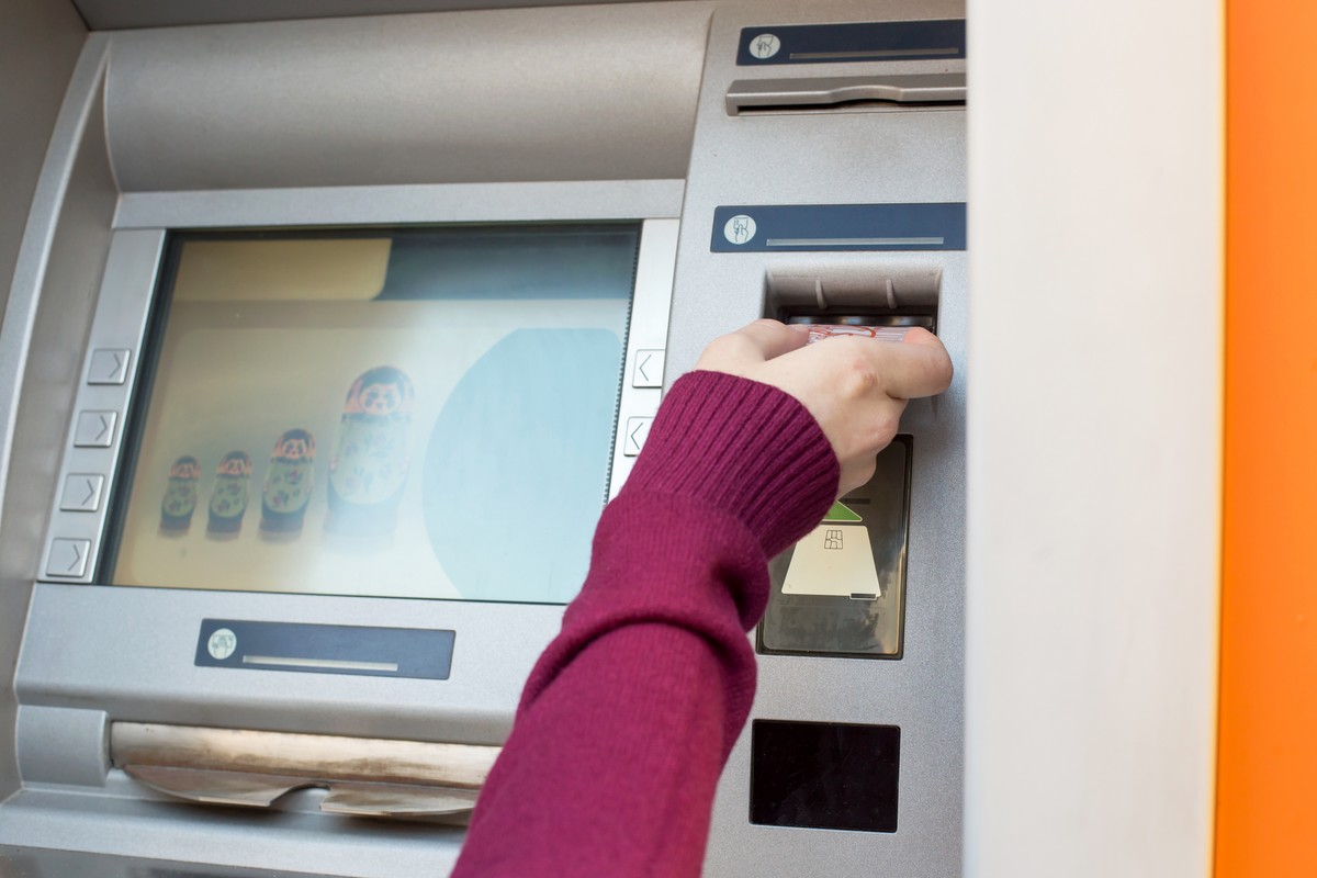 Masowe wypłaty gotówki z bankomatów. Pieniądze Polaków są zagrożone. Bank apeluje do klientów