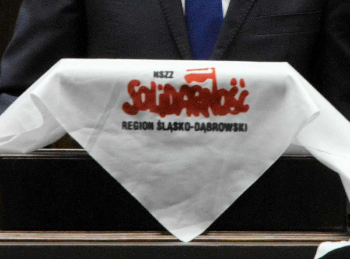 Chusta z napisem Solidarność na sejmowej mównicy