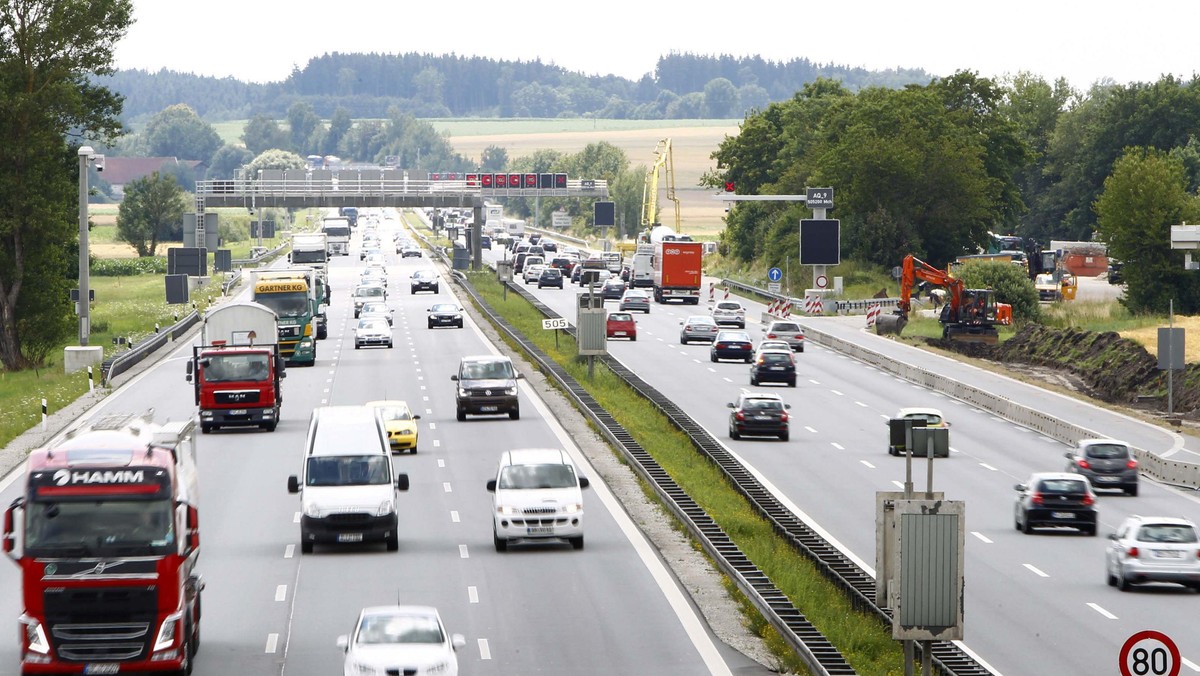 Niemiecki minister transportu Alexander Dobrindt (CSU) przedstawił w poniedziałek plan wprowadzenia opłat za korzystanie przez kierowców samochodów osobowych z sieci dróg w Niemczech. W praktyce płaciliby tylko cudzoziemcy.