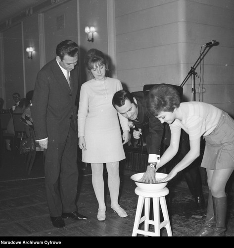 Wróżby andrzejkowe z użyciem wosku.